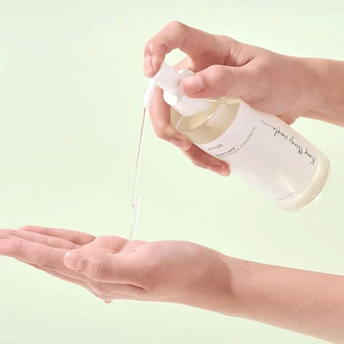 Curăță porii în profunzime cu Anua Cleansing Oil – ulei lejer cu extract de Houttuynia Cordata ce calmează și purifică pielea. Perfect pentru rutina de double cleansing.